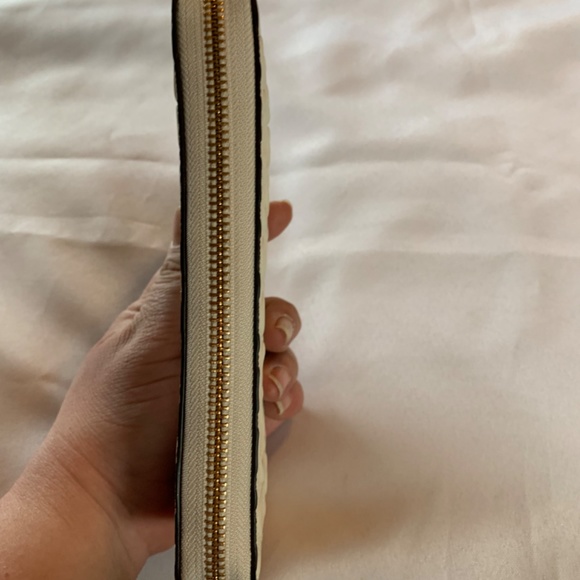 🎉Host Pick🎉 NWT White Embossed Coach Wallet  / Wristlet in White with Bo… - Picture 12 of 15